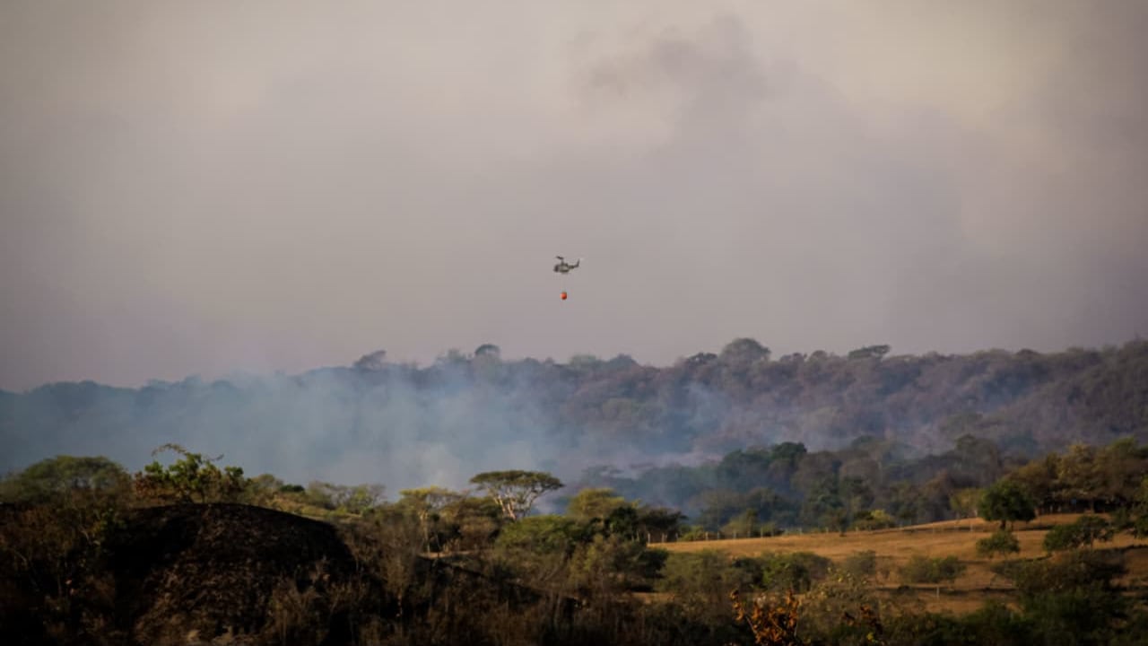 Helicóptero de la FAC inmerso en la nube de humo por los incendios en el Tolima.