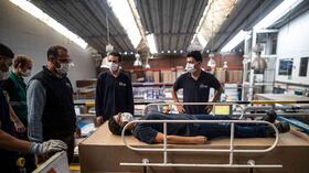 La empresa de publicidad ABC Displays creó esta novedosa cama hecha únicamente de cartón como alternativa para atender a los pacientes contagiados de coronavirus en el país. Foto: Esteban Vega La Rotta / SEMANA