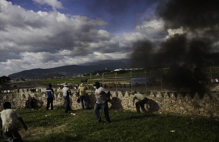 Algunos reaccionan con rabia y comienza a tirar piedra.