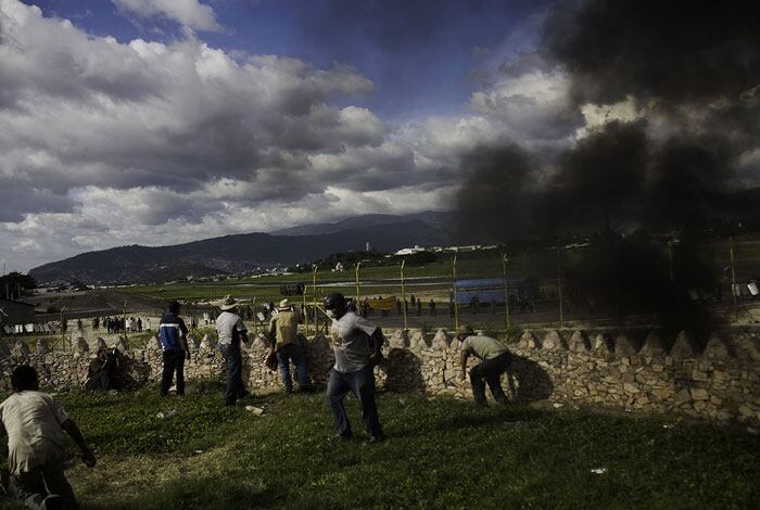 Algunos reaccionan con rabia y comienza a tirar piedra.