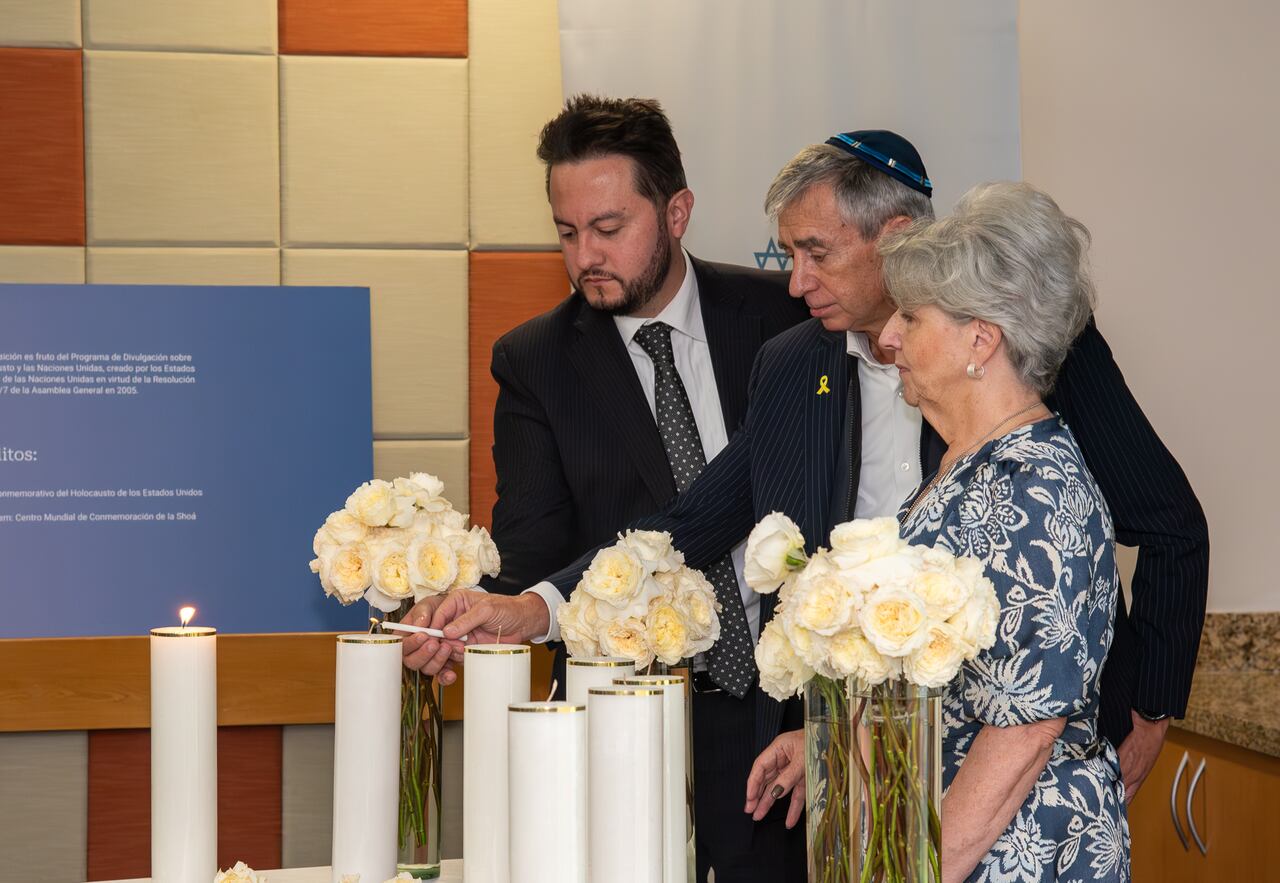 Se encienden siete velas durante el homenaje, como símbolo de memoria de los judíos asesinados por el nazismo, y como llamado a la paz mundial.