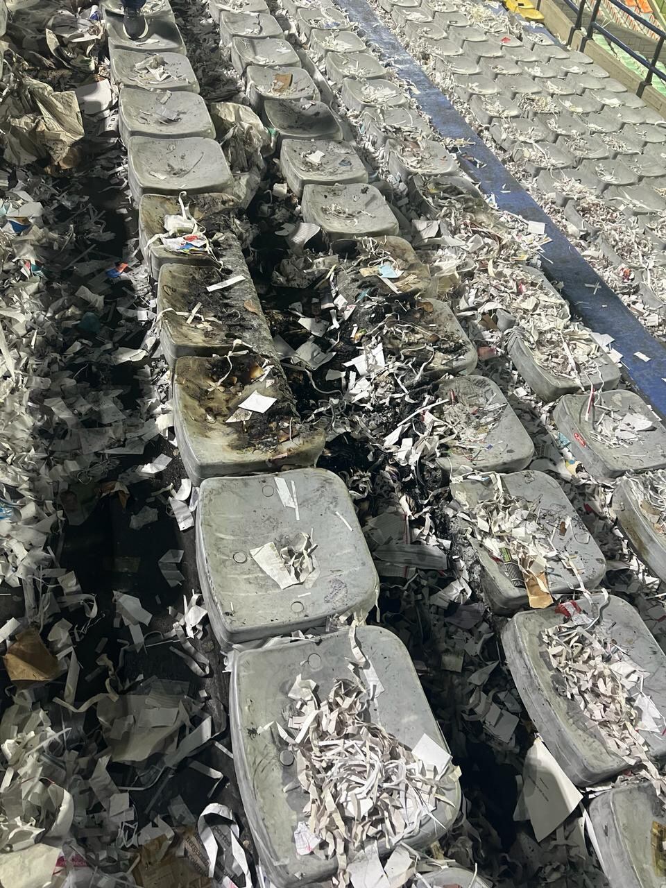 Estado de las sillas, en el estadio Atanasio Girardot, tras la quema que realizaron hinchas de Atlético Nacional.