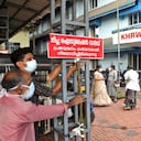 Miembros del personal instalan un cartel que dice "Sala de aislamiento de Nipah, entrada estrictamente prohibida" en India.