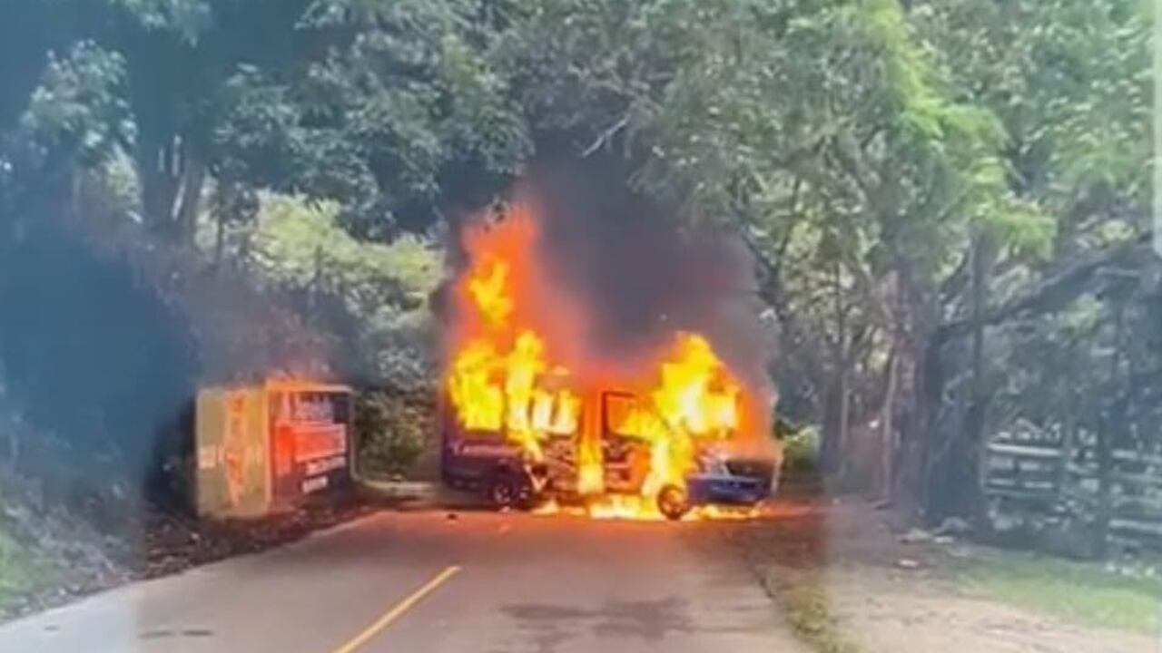 Varios hombres encapuchados salieron en la vía y provocaron esta acción violenta.