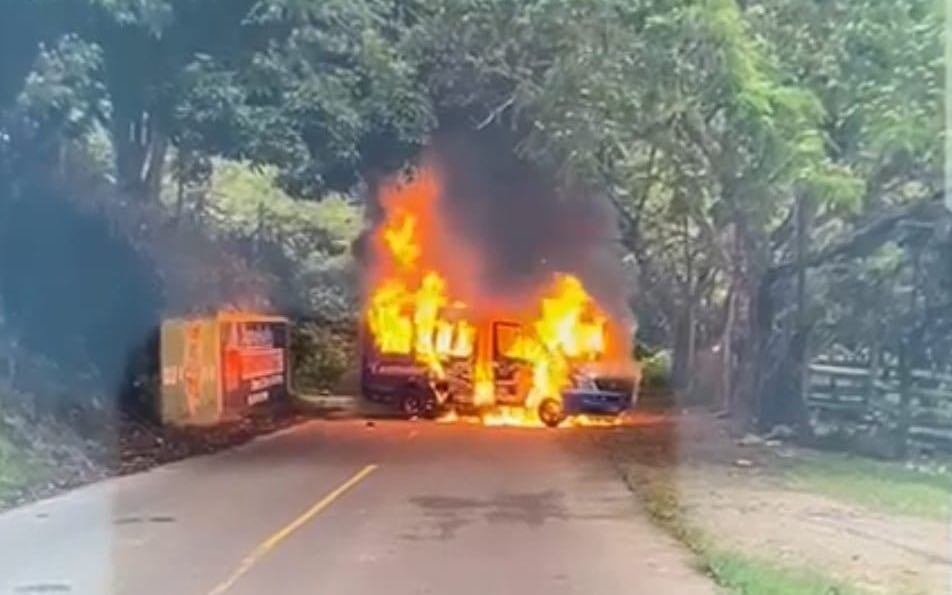 Varios hombres encapuchados salieron en la vía y provocaron esta acción violenta.