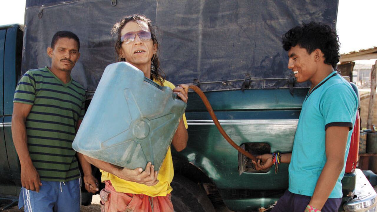 La venta de gasolina en pimpinas es una tradición en esta zona de frontera.