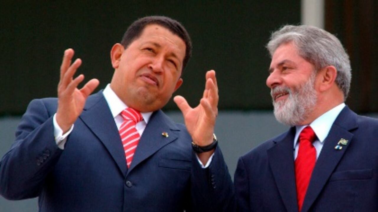 Hugo Chávez y Lula da Silva, las dos caras de la participación internacional en las liberaciones. Venezuela con mayores pretensiones y Brasil, ejemplo de prudencia, según expertos.