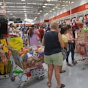 La gente hace cola para comprar alimentos en una tienda antes de la llegada del huracán Milton a Cancún, estado de Quintana Roo, México, el 7 de octubre de 2024 (Foto de ELIZABETH RUIZ / AFP)