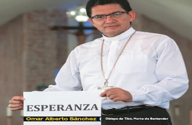 “La guerra refunde la humanidad de las personas, les hace perder su sensibilidad en especial la ternura”, dice monseñor Omar Alberto Sánchez Cubillos. Desde que recibió su ministerio sacerdotal hace 25 años, se ha dedicado a trabajar por la reconciliación y ayudar a personas afectadas por el conflicto interno que vive Colombia sin importar el  bando del que provengan. Desempeña esta labor con más ahínco y pasión desde 2011, cuando asumió el cargo de obispo de Tibú, Norte de Santander, en la región del Catatumbo, una de las  zonas del país más afectadas por la violencia. Monseñor Sánchez nació en Cogua, Cundinamarca. Su padre, un sindicalista de Peldar, y un fraile miembro de su familia le inspiraron la vocación del servicio al prójimo. “Uno no escoge ser religioso, es nuestro padre santo el que lo elige a uno a través de indicios y de personas que le pone en el camino”, explica.