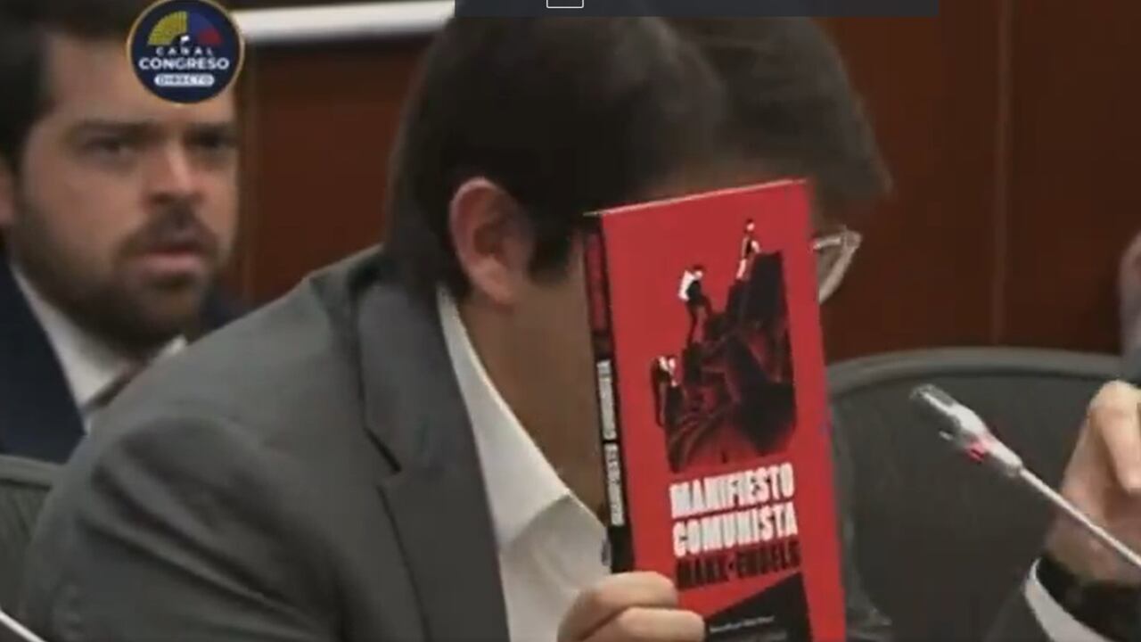 Sin que se conozca el nombre del senador del partido oficialista, Uribe mostró el libro del Manifiesto Comunista de Karl Marx, una de las obras más polémicas y leídas por distintos personajes. Foto: X @MiguelUribeT