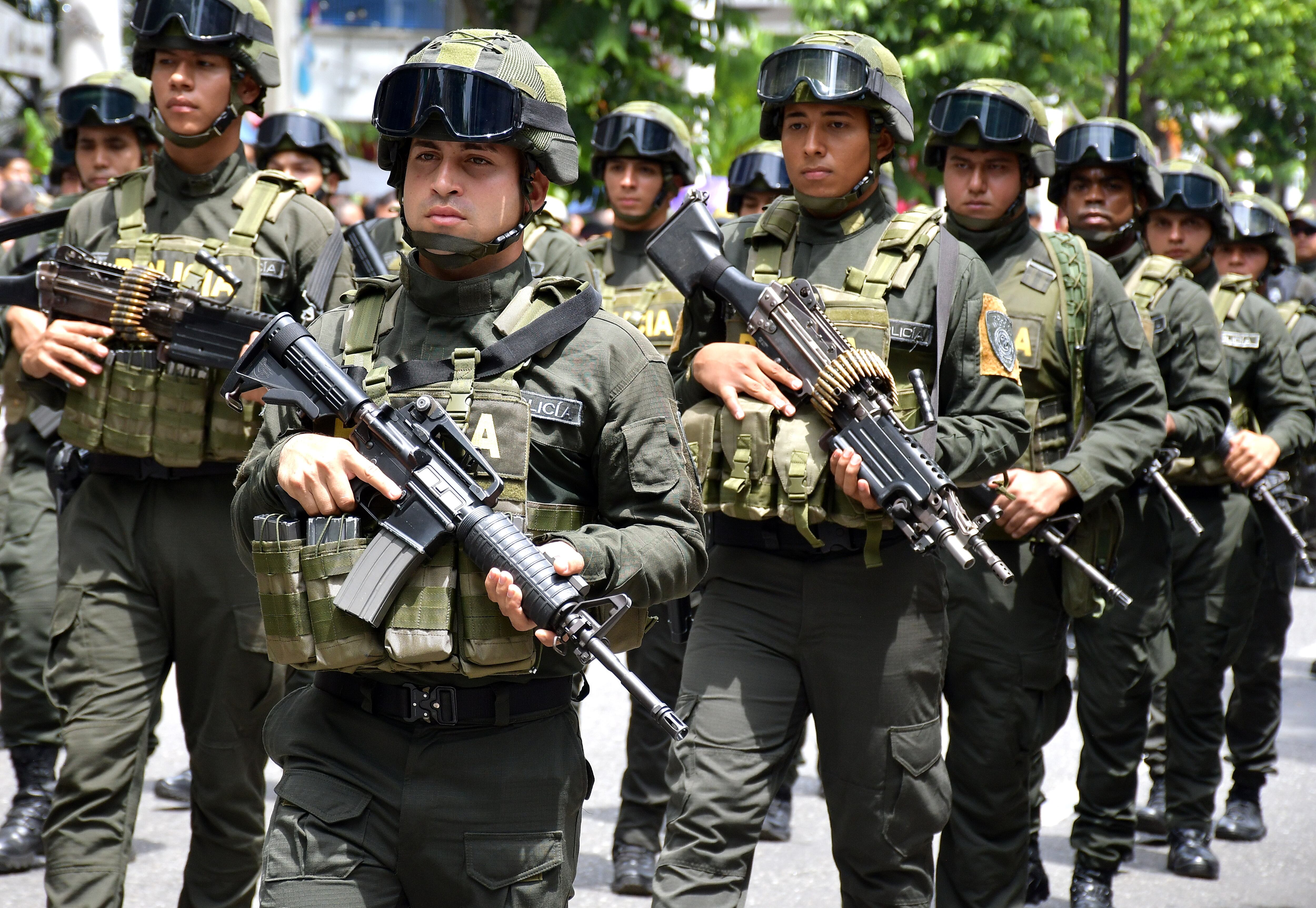 Este domingo 20 de julio, cientos de caleños llegaron hasta la tradicional Avenida Sexta, en el norte de Cali, para acompañar el desfile militar y policial con el que se conmemoraron los 215 años de la Independencia de Colombia, El desfile comenzó en la Plazoleta Jairo Varela y terminó en el CAI de Chipichape, en el norte de la ciudad y se convirtió en un acto lleno de civismo, orgullo patrio y reconocimiento a la labor de la Fuerza Pública. Fotos Raúl Palacios / El País.