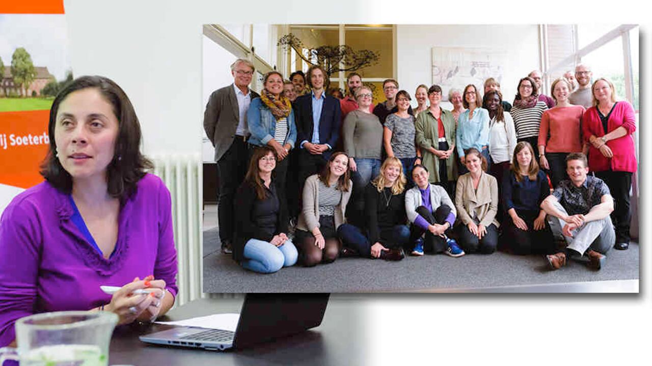 La investigadora María Tejada, con el grupo de participantes que se certificaron en el programa de posgrados de Ciencia, Tecnología y Sociedad el año pasado, en Países Bajos.