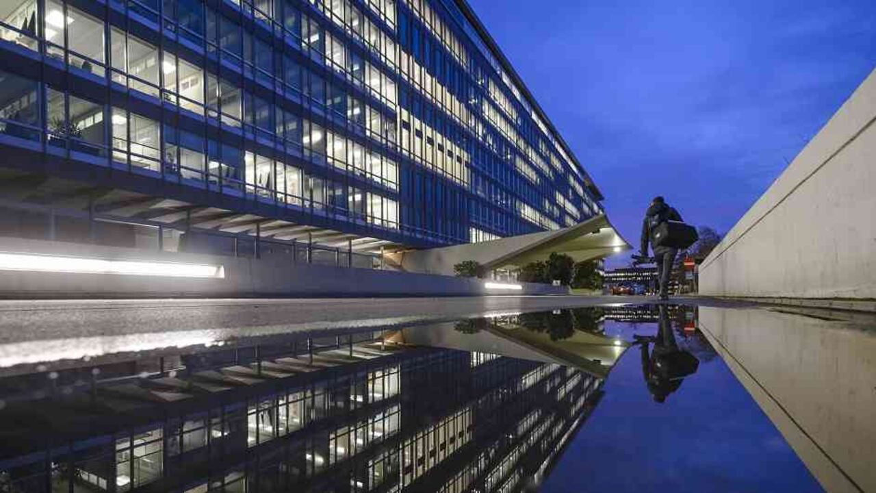 Mientras coordina la respuesta internacional a la pandemia del COVID-19, la organización no pudo evitar el contagio de dos de sus empleados. Foto: AFP