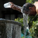 Un hombre se refresca con agua de una fuente de agua durante uno de los días más calurosos de la tercera ola de calor en Guadalajara, estado de Jalisco, México.