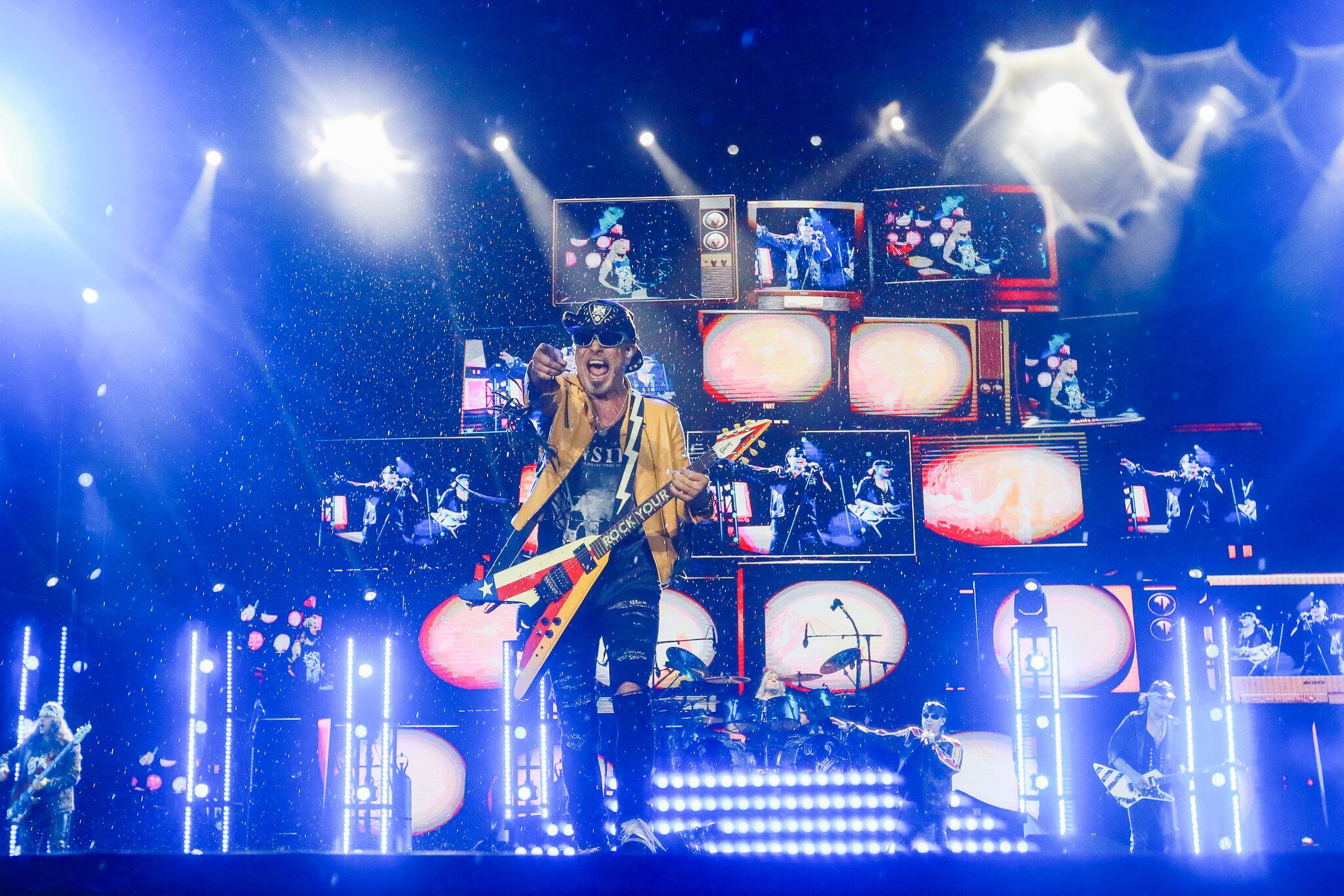 Rudolf Schenker es todo actitud, gozo y guitarra tremenda en el concierto de Scorpions.