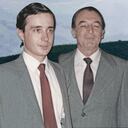 A él lo asesinaron en la Hacienda Guacharacas, mi hermano Santiago salió en defensa de mi padre y le atravesaron un pulmón con una bala de fusil y sobrevivió milagrosamente", dijo Uribe en la indagatoria