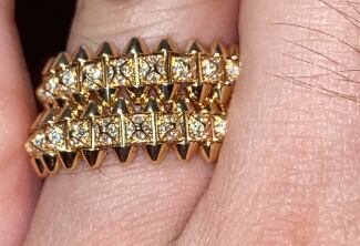 Hombre compró por error de etiqueta aretes de millones en precio barato