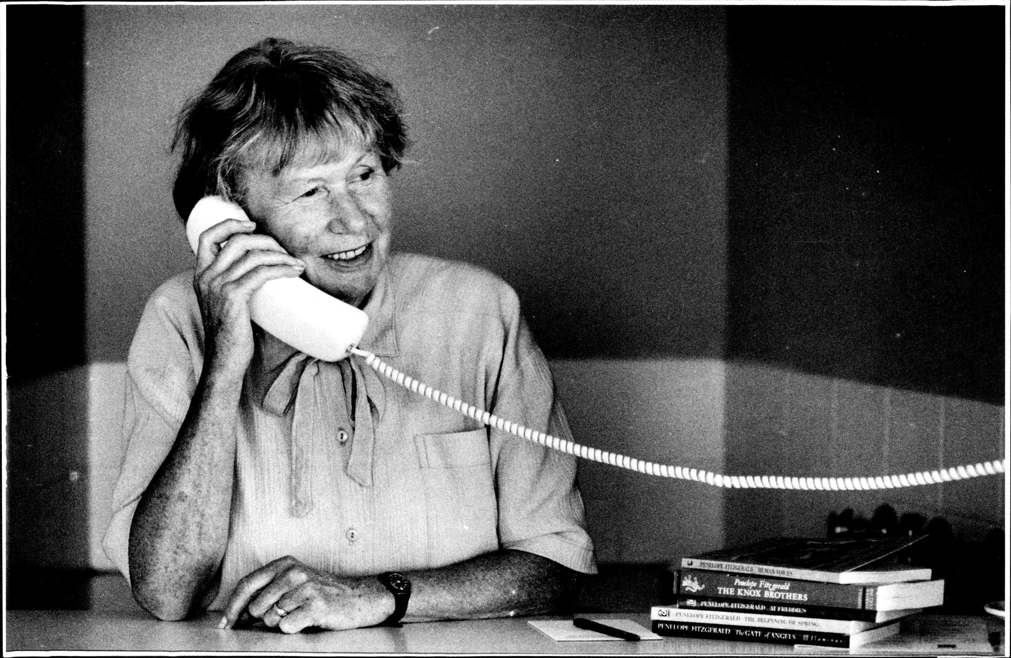 Penelope Fitzgerald (1916, Lincoln, Inglaterra - 2000, Londres) Esta inglesa fue profesora de arte dramático la mayor parte de su vida. En 1977, a los 67 años, publicó su primera novela. A esta le siguieron varias que le dieron un lugar destacado en la narrativa inglesa, entre ellas, la más famosa de sus creaciones: La Librería (1978), que fue adaptada al cine por la directora Isabel Coixet. En español es reconocida por obras como La flor azul y El inicio de la primavera, publicadas por la editorial Impedimenta.     Foto: Getty Images / Fairfax Media Archives