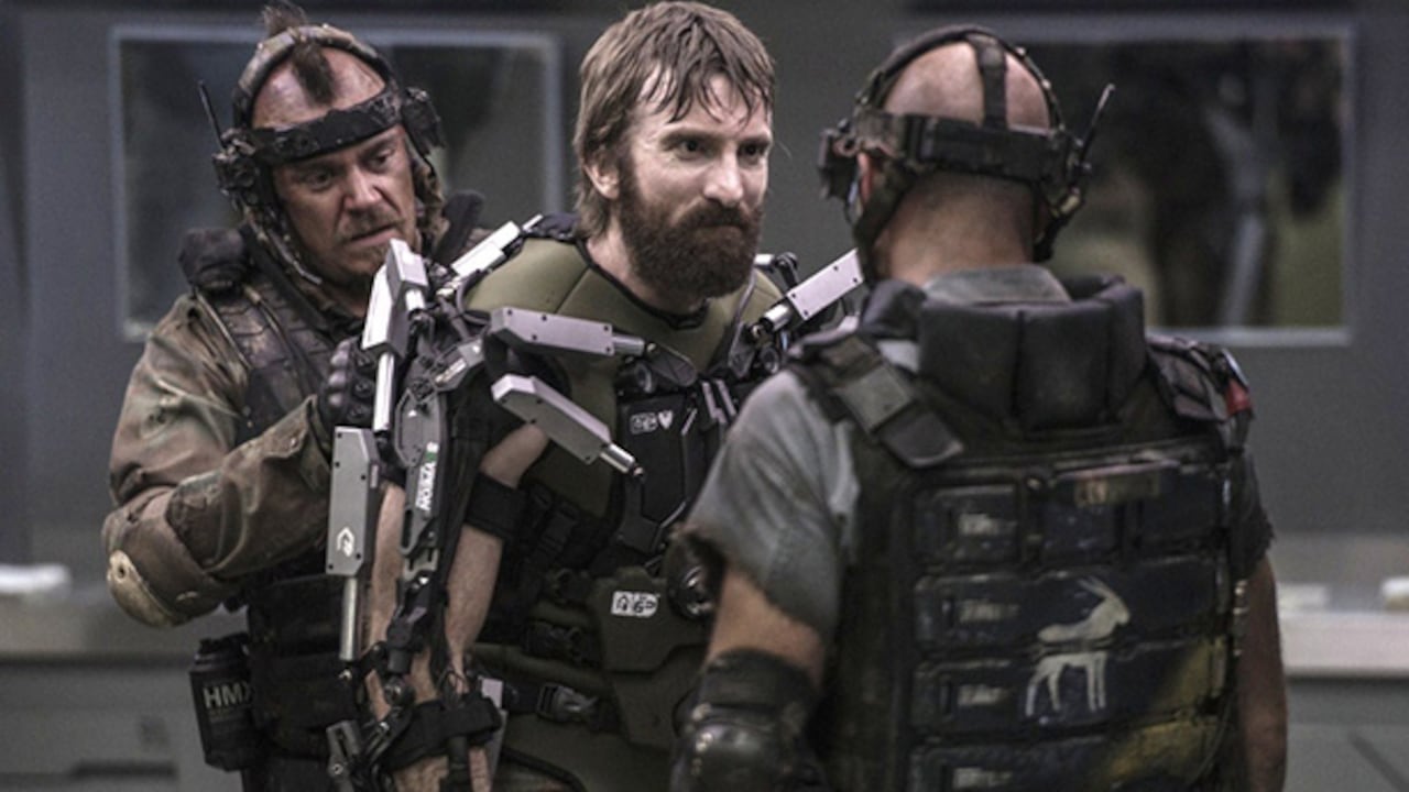 En el futuro lejano los ricos viven en una estación espacial con todas las comodidades, mientras que los pobres viven en el planeta Tierra en una situación dramática.