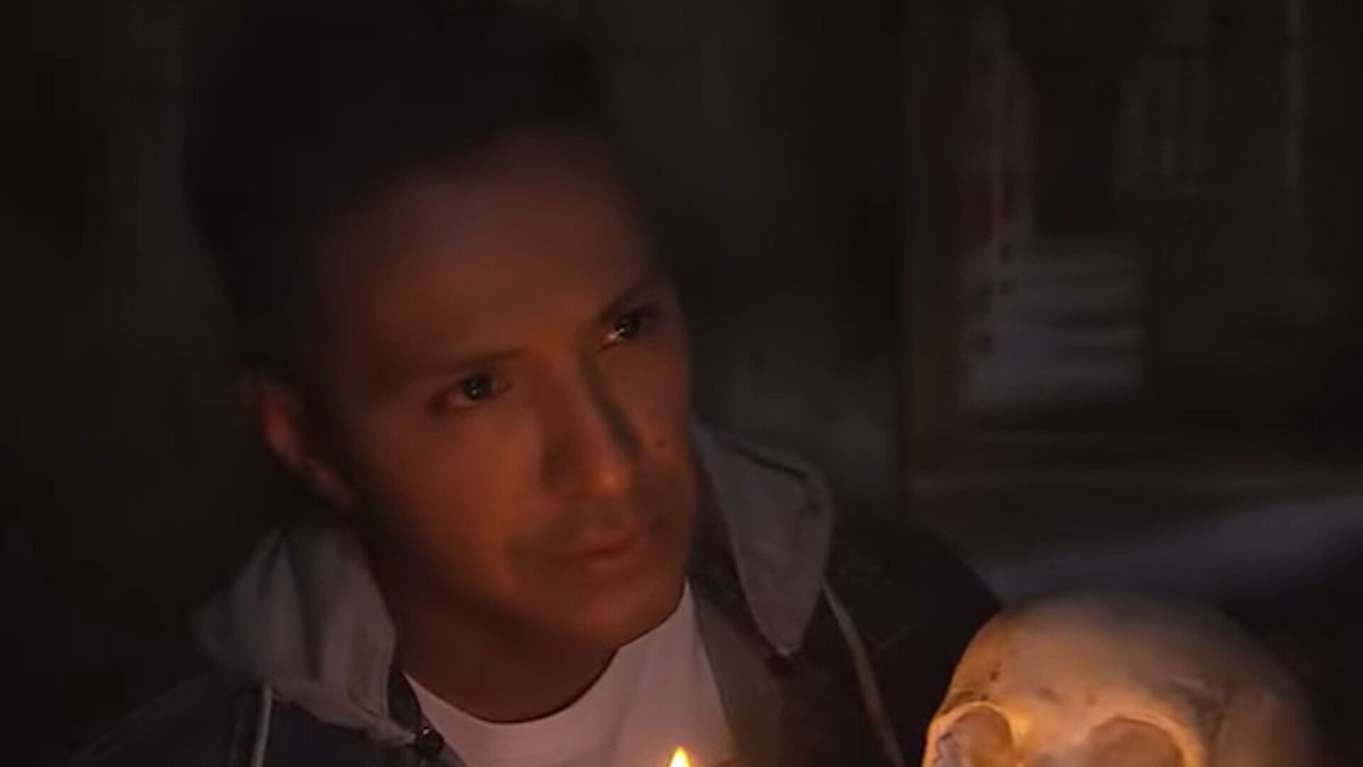 El actor de 'Tu Voz Estéreo' reveló que en ocasiones habla con el fantasma.