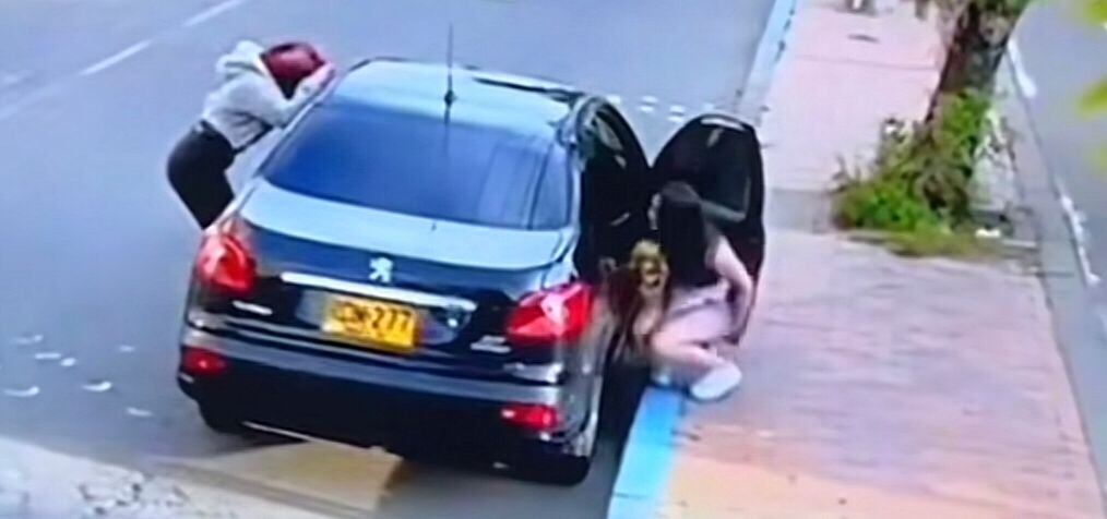 Hombre infiel se las da de vivo y esconde a su amante en el baúl mientras enfrenta a su pareja