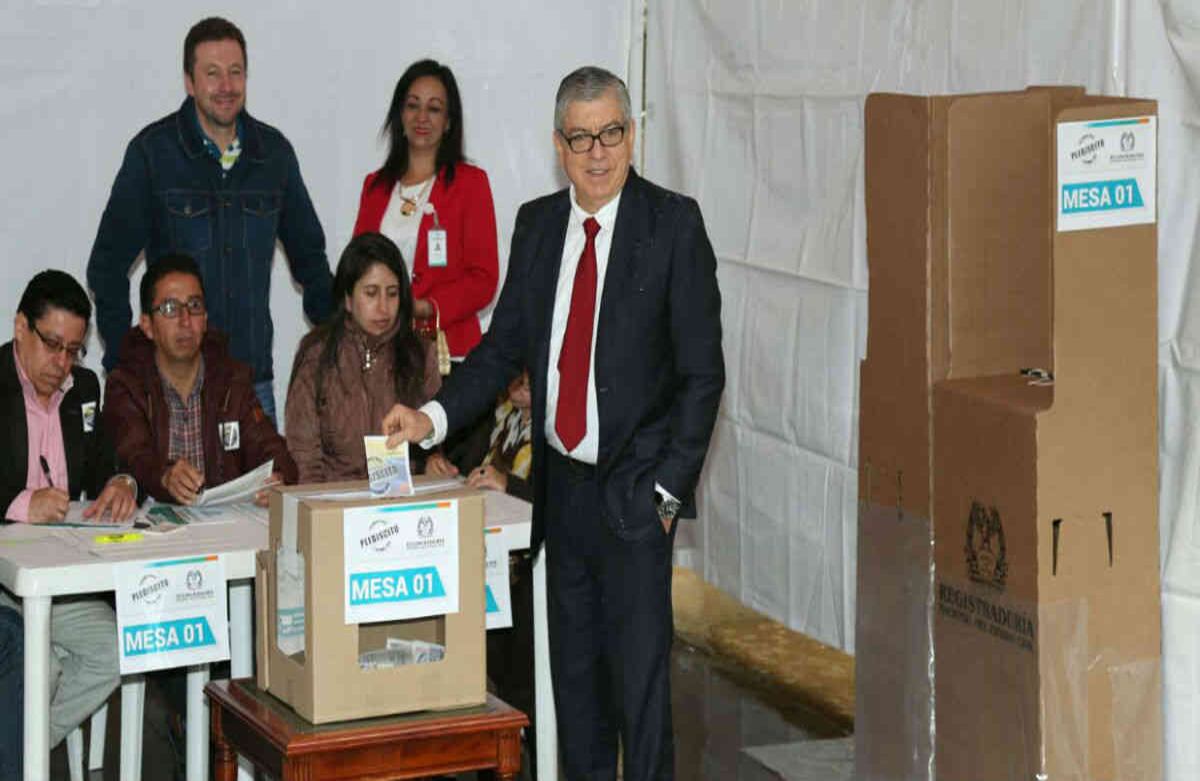 El expresidente César Gaviria, líder de la campaña por el Sí, acudió a las urnas. Foto: Esteban Vega / SEMANA.