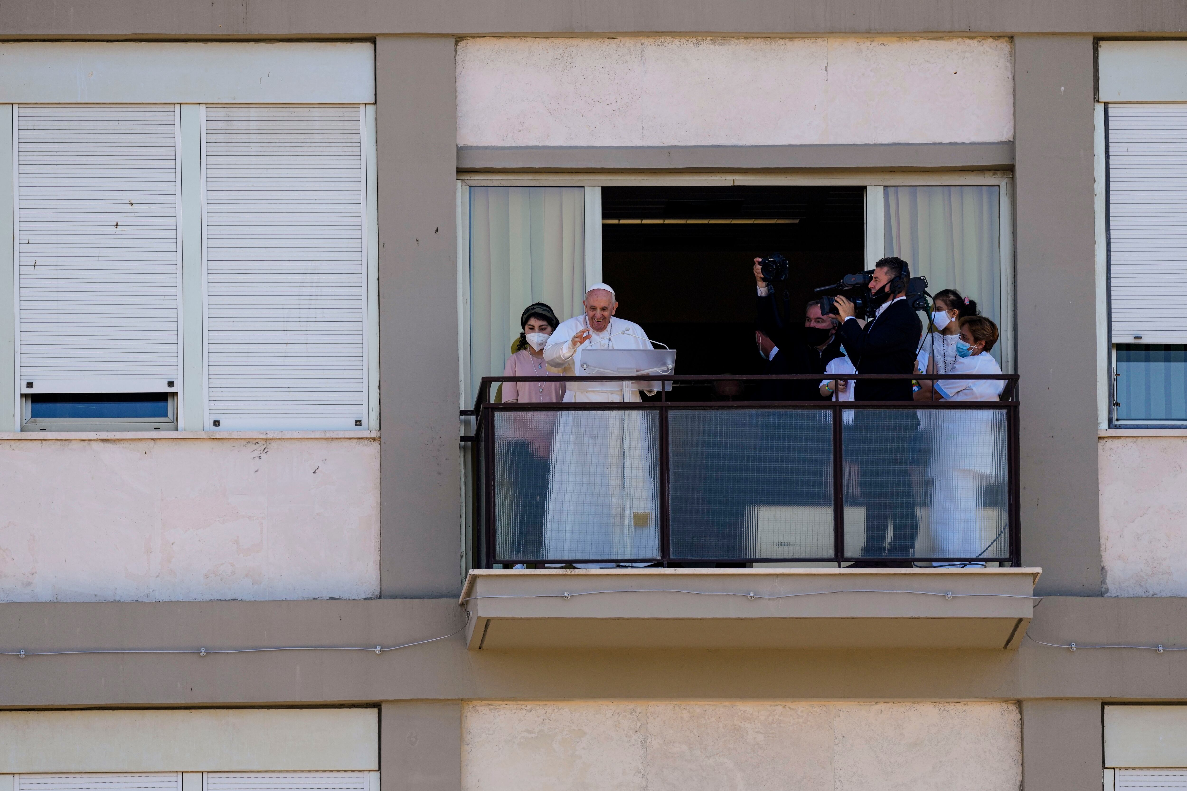 Papa Francisco apareció en un balcón de la Policlínica Agostino Gemelli en Roma, el domingo 11 de julio de 202. (AP Foto/Alessandra Tarantino)