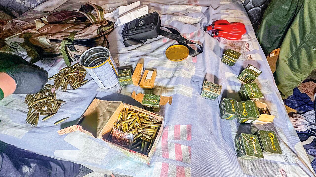En una fábrica de explosivos del ELN, encontrada recientemente en Usme, en Bogotá, por la fuerza pública, se constató la cantidad de munición de Indumil en poder de los criminales.