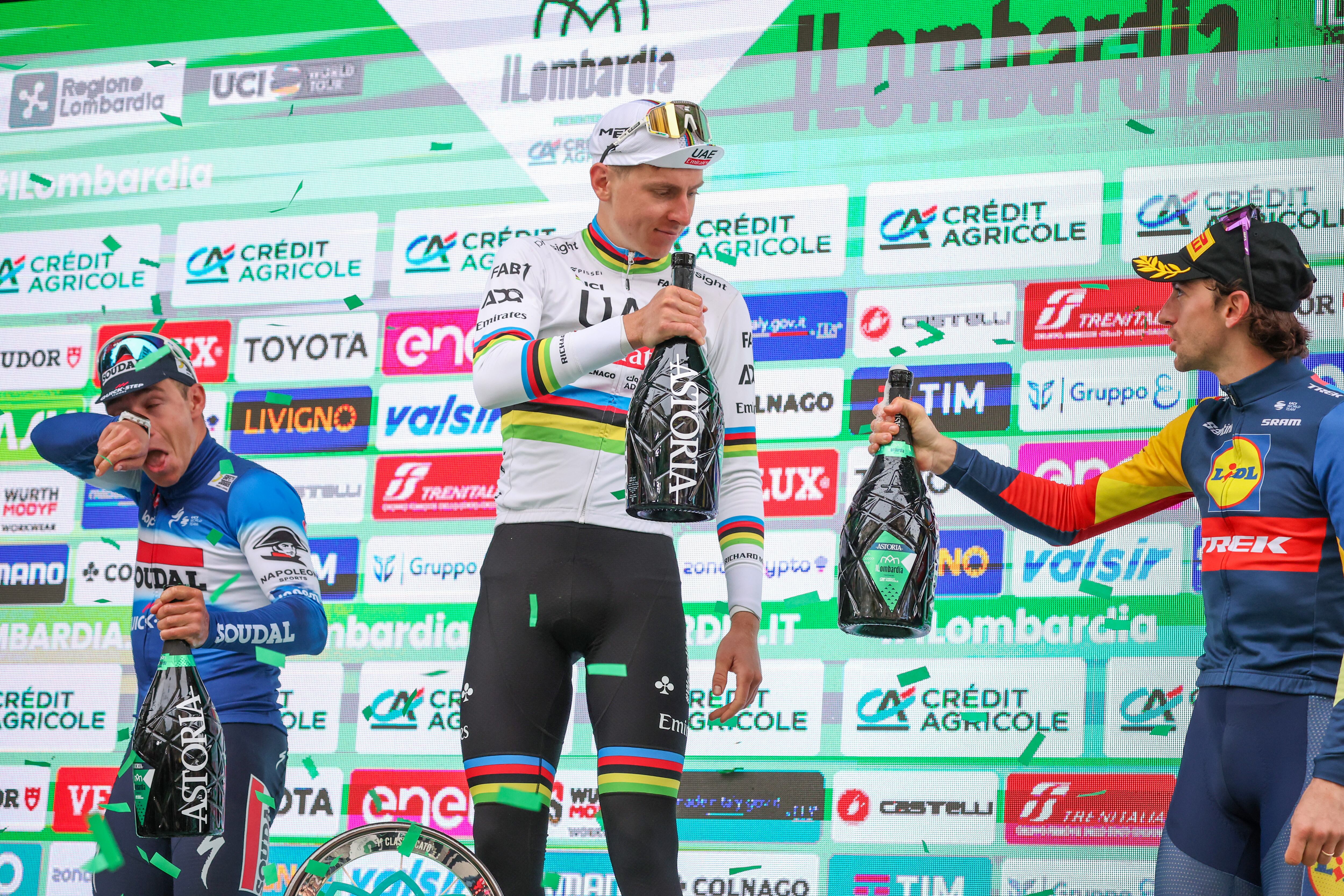 El esloveno Tadej Pogacar, del UAE Team Emirates y campeón del mundo de ruta, celebra en el podio su victoria en la 118ª edición de Il Lombardia 2024, una carrera de un día de 255 km entre Bérgamo y Como, el 12 de octubre de 2024 en Como, Italia.