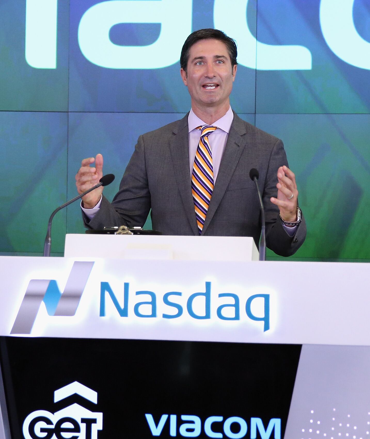 NUEVA YORK, NY - 10 DE JUNIO: El director ejecutivo de Taco Bell Corp., Brian Niccol, (hoy CEO de Starbucks) toca la campana de apertura de NASDAQ en NASDAQ MarketSite el 10 de junio de 2015 en la ciudad de Nueva York.  (Foto de Robin Marchant/Getty Images)