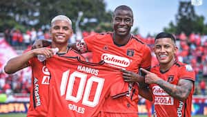 América de Cali celebra el gol 100 de Adrián Ramos