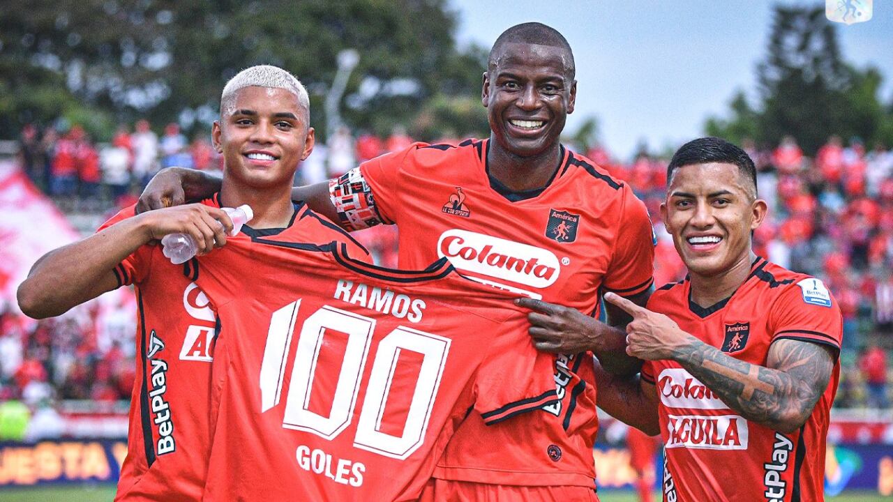América de Cali celebra el gol 100 de Adrián Ramos