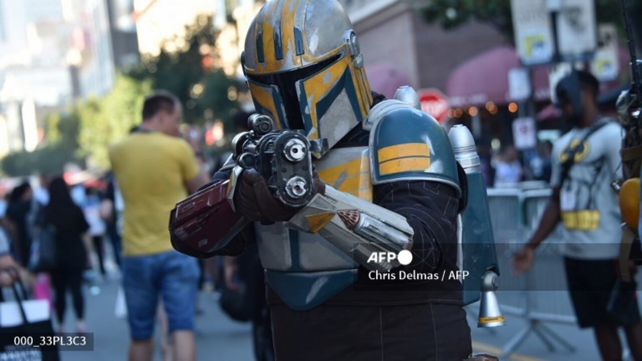 Un cosplayer vestido como mandaloriano posa durante la Comic-Con International de San Diego en San Diego, California, el 20 de julio de 2023. (Foto de Chris Delmas / AFP)