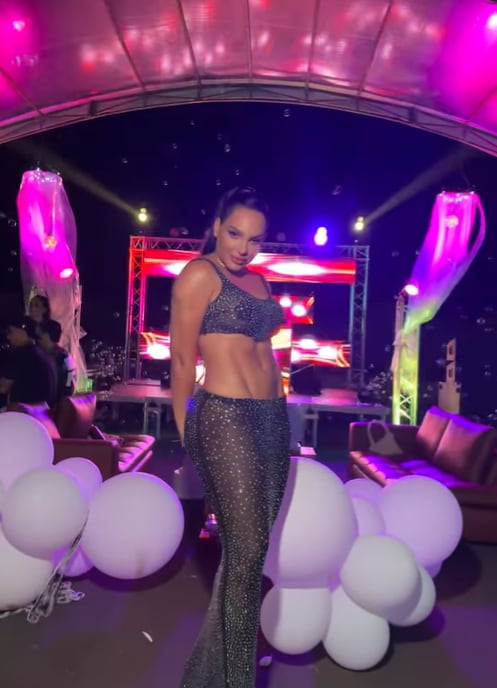 Andrea Valdiri lució un vestido que resaltó su tonificada figura el día de su cumpleaños.