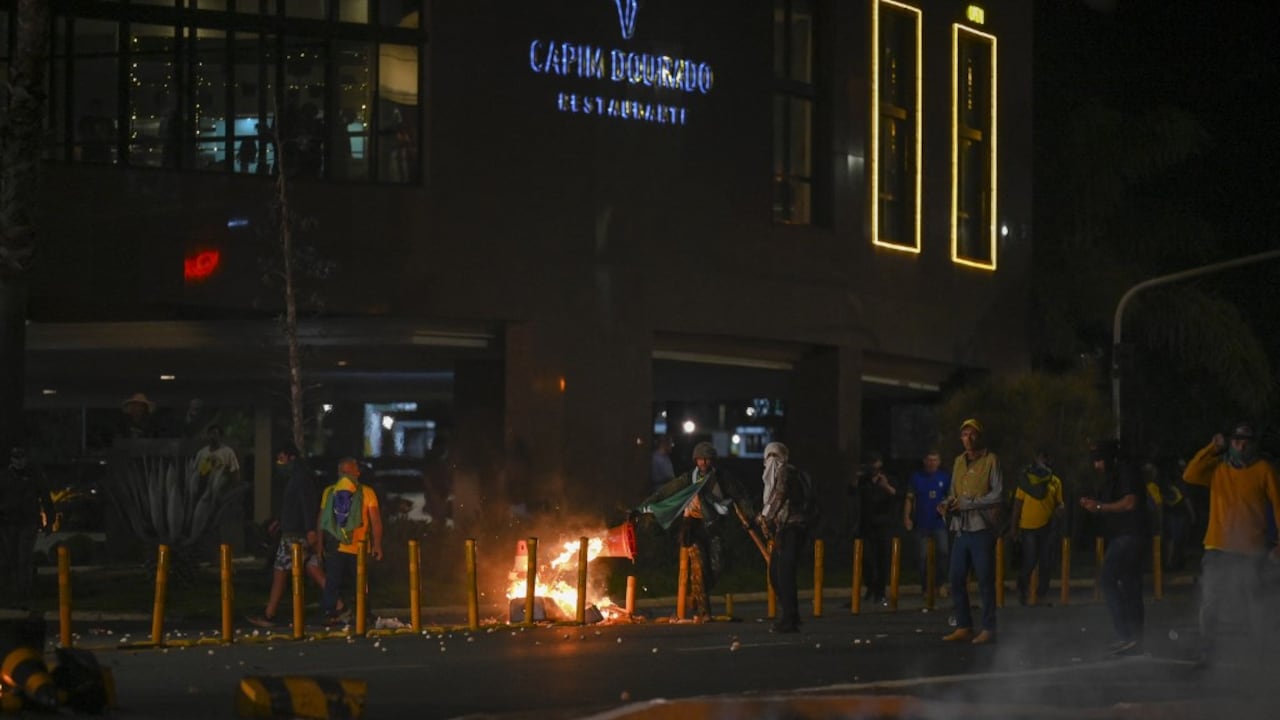 Seguidores de Bolsonaro intentaron invadir la sede de la policía en Brasilia la noche del lunes y agentes del orden dispararon gases lacrimógenos y balas de goma en un intento por dispersarlos.