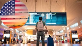 Pasajeros revisan información de vuelos en un aeropuerto de Estados Unidos en medio de la actualización de alertas de viaje hacia Colombia.