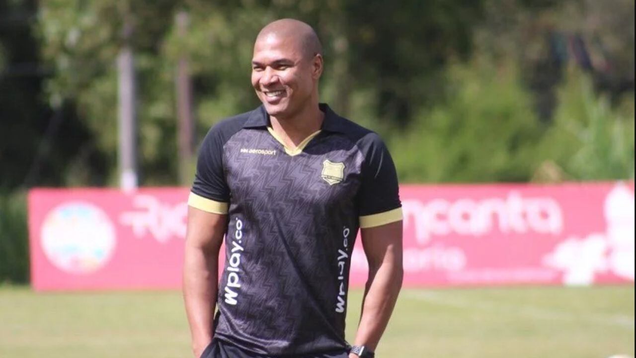 Alexis Henríquez como asistente técnico de Águilas Doradas.