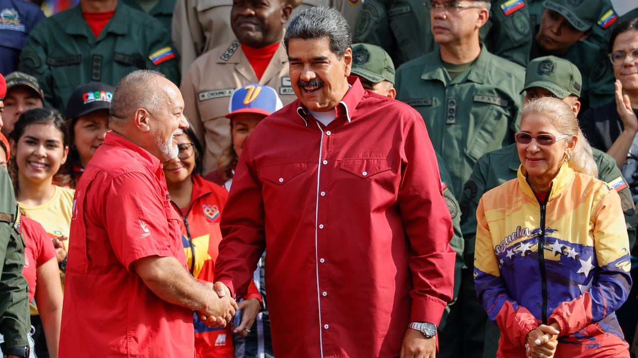El presidente Nicolás Maduro, en el centro, le da la mano al legislador Diosdado Cabello, quien también es vicepresidente del gobernante Partido Socialista Unido de Venezuela