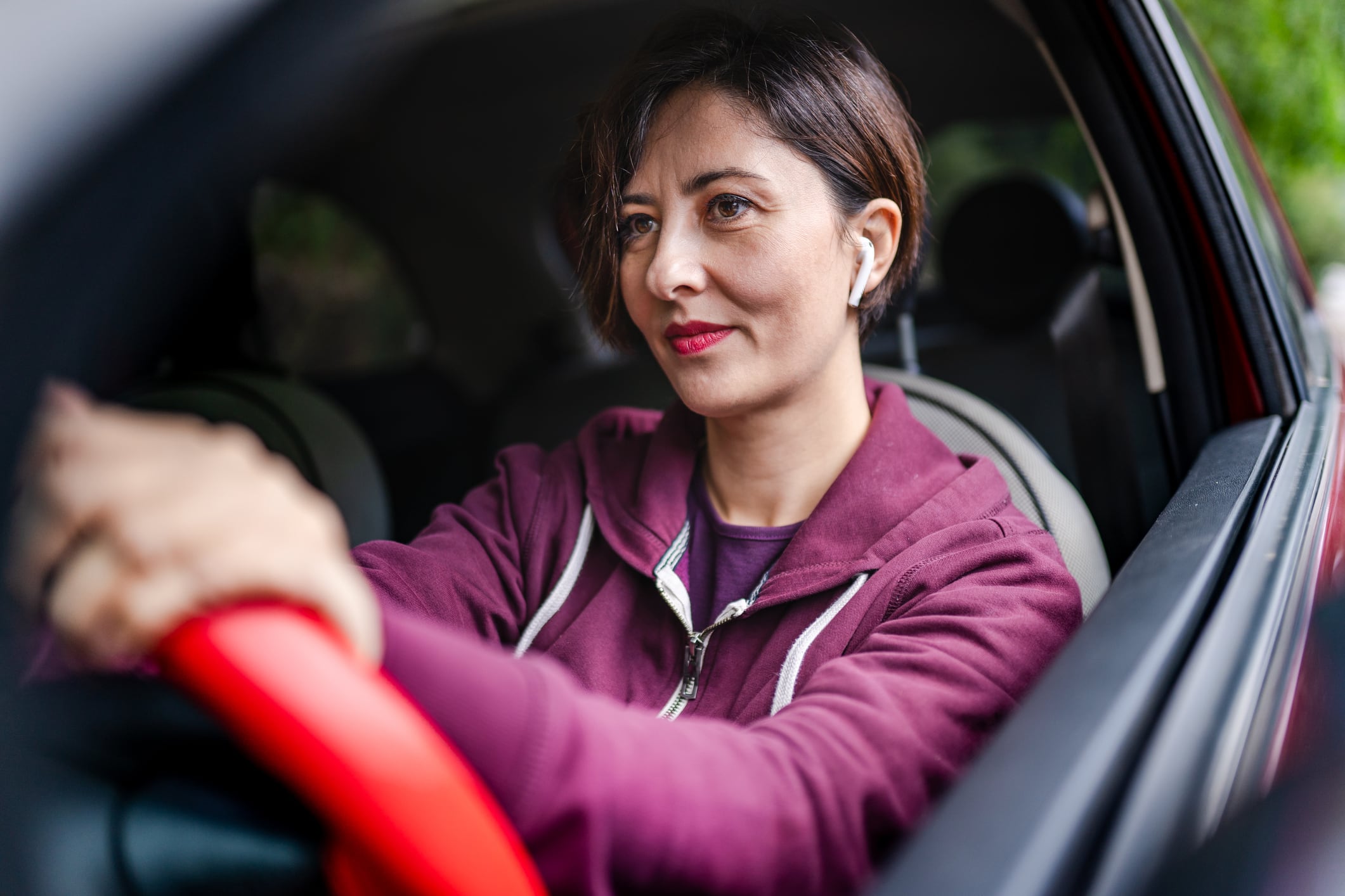 Mujer conduciendo con audífonos