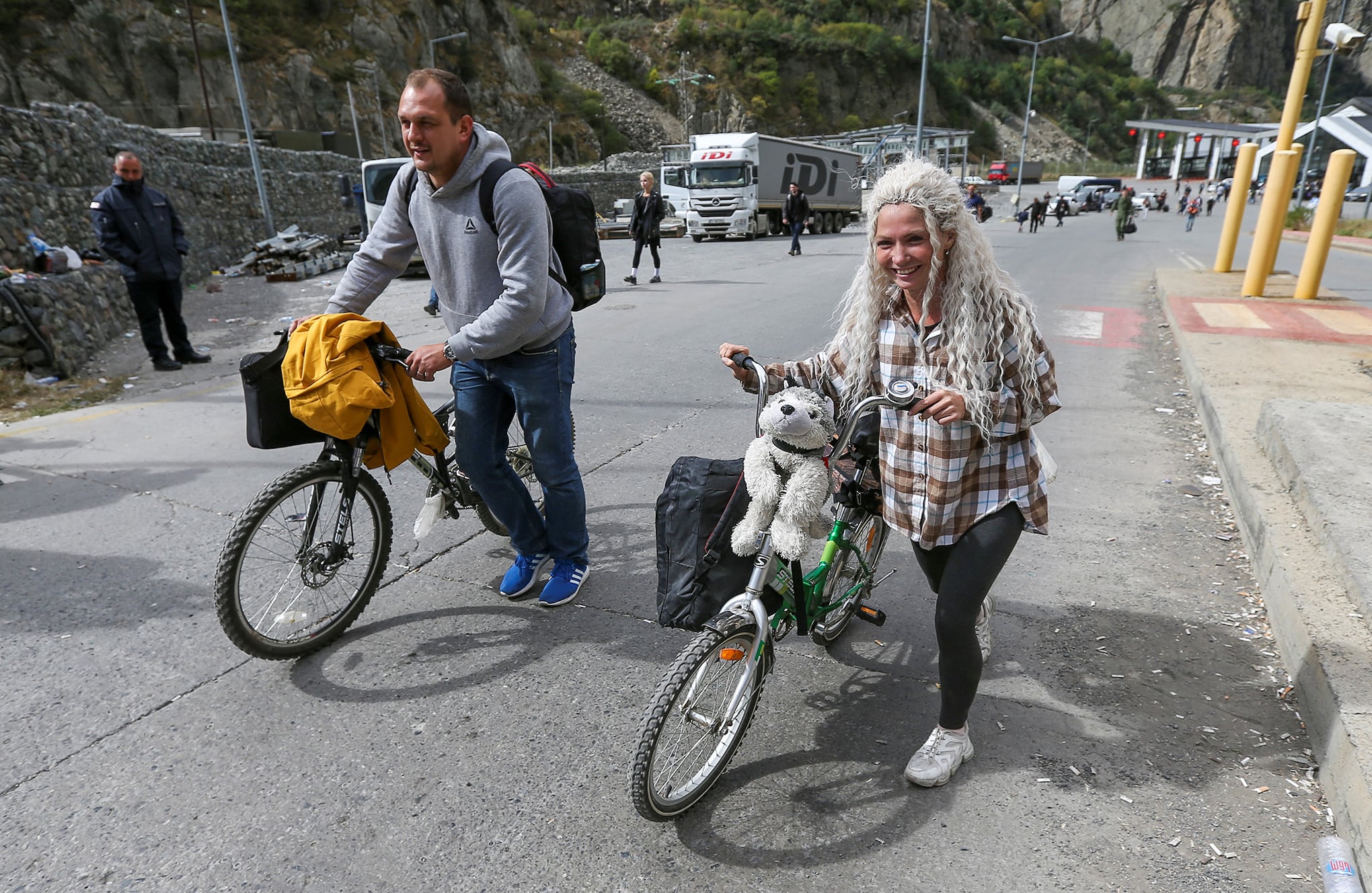 En imágenes : Travesías desde Rusia en la estación Zemo Larsi/Verkhny Lars en Georgia
