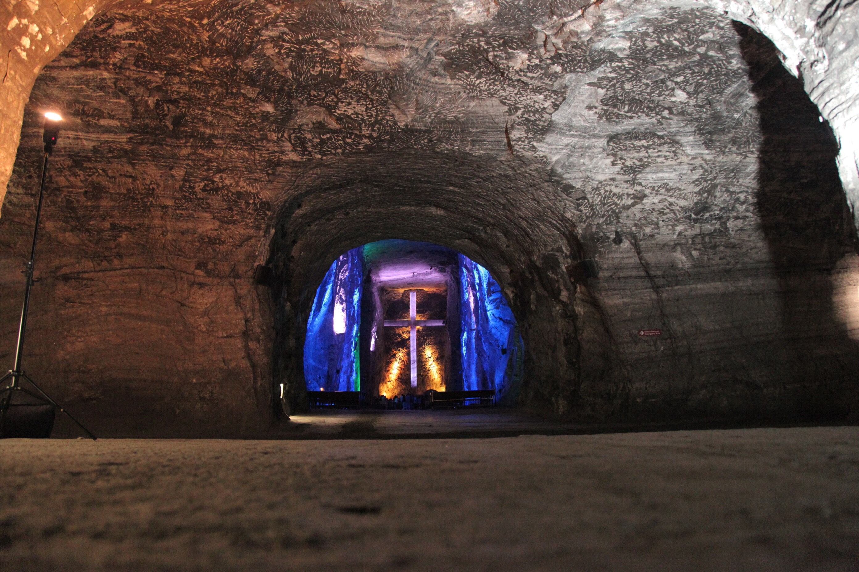 Ubicada a 180 metros bajo tierra, la Catedral de Sal de Zipaquirá es el único templo subterráneo del mundo.