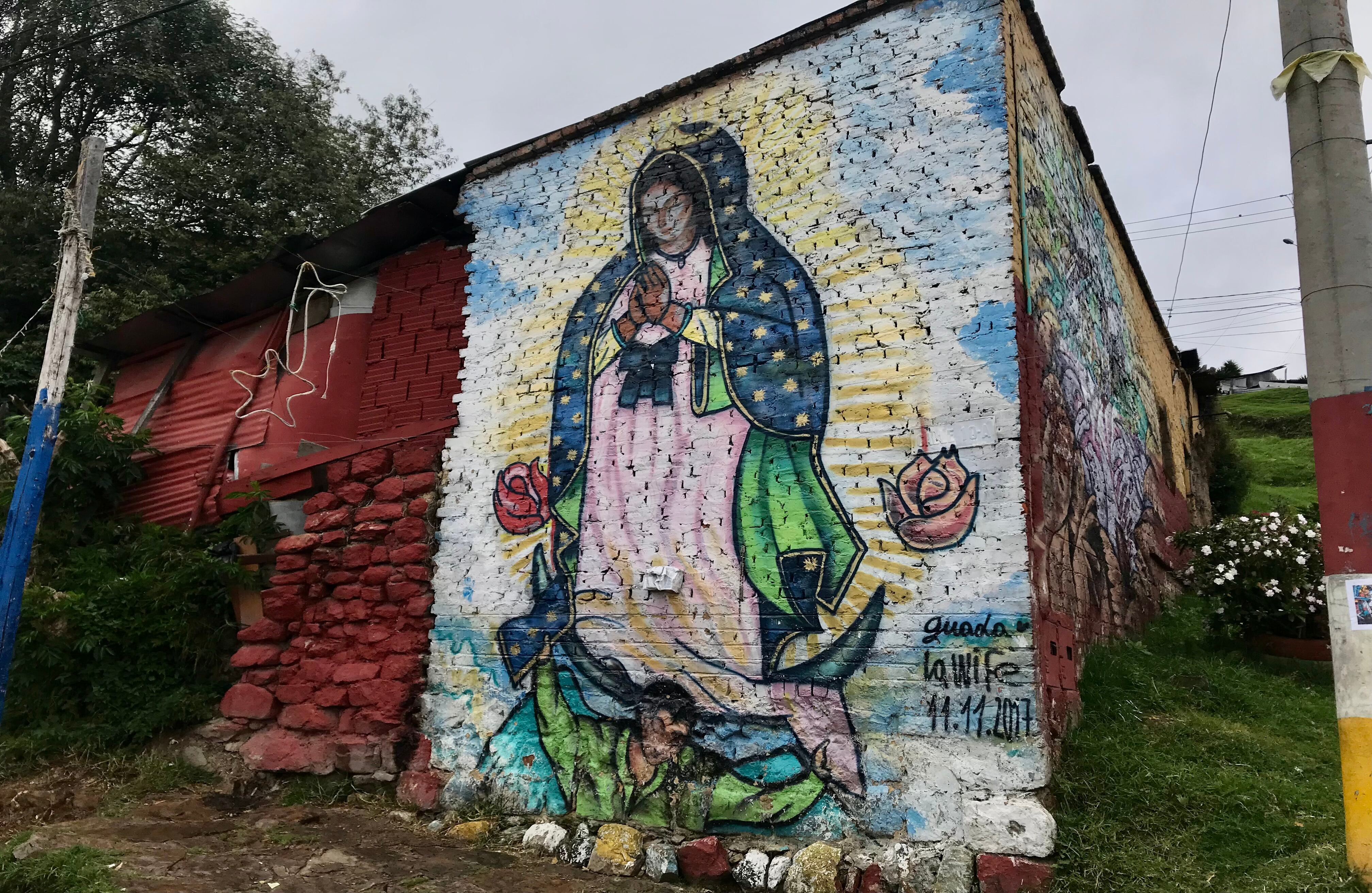 Durante varias décadas, el barrio Egipto, ubicado en la localidad de La Candelaria de Bogotá, era conocido por ser un lugar de microtráfico y delincuencia común. En medio de esta realidad de violencia y consumo de drogas, el colectivo Breaking Borders se esfuerza por mostrar otra cara del barrio desde el arte y el turismo. Foto: Cortesía Breaking Borders