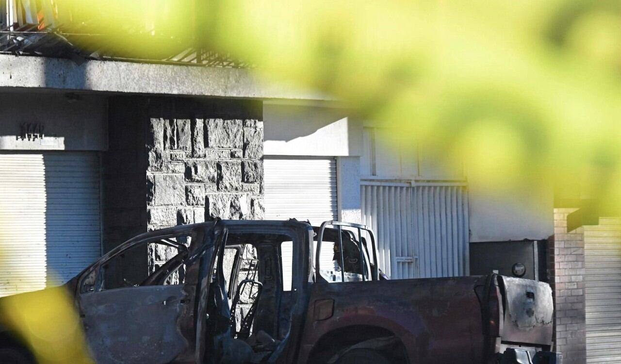 El segundo carro que explotó quedó reducido a cenizas