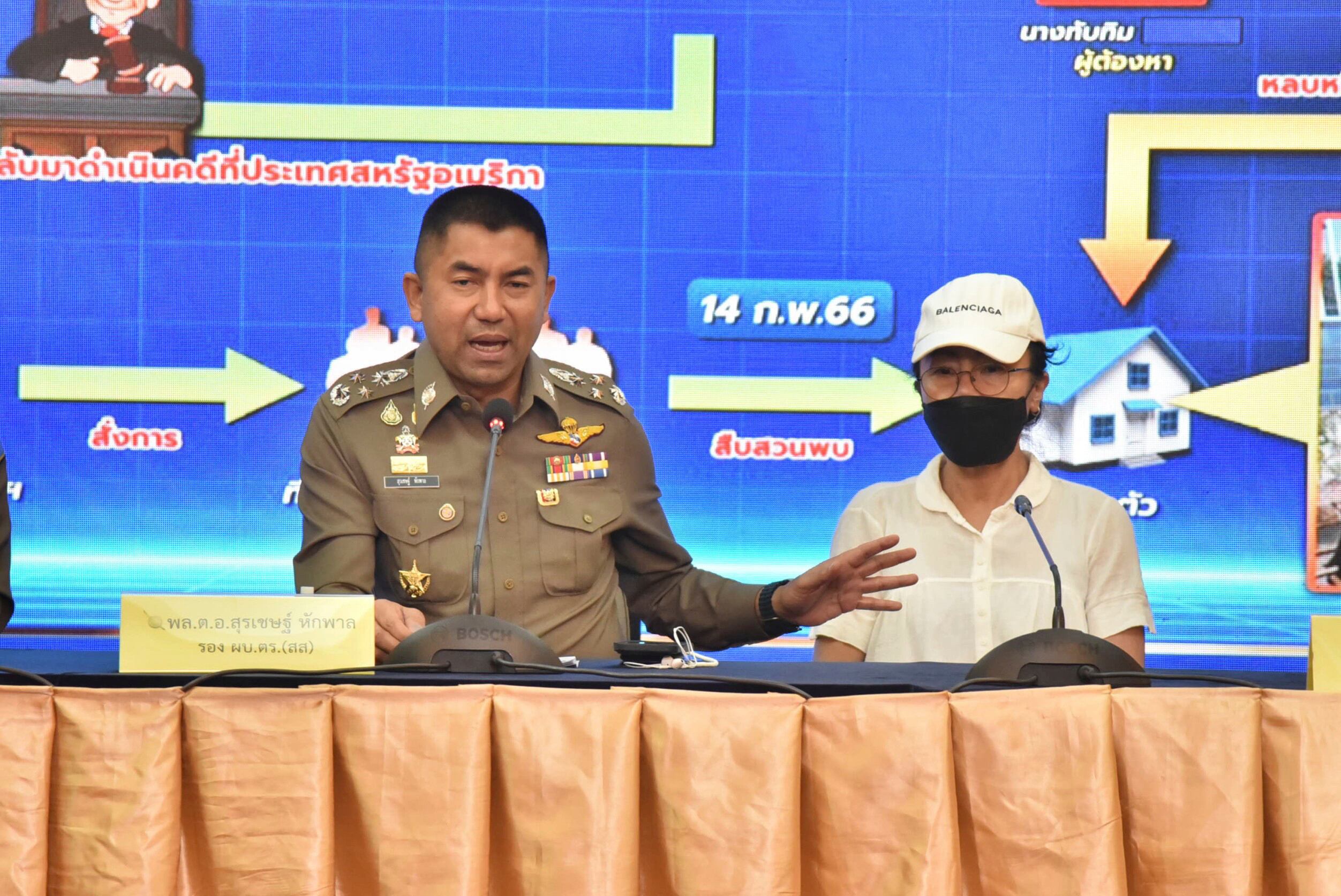 El subjefe de la policía nacional, Surachet Hakpal, izquierda, habla con los periodistas con Tubtim "Sue" Howson, de 57 años, durante una conferencia de prensa en la sede de la policía en Bangkok, Tailandia, el 15 de febrero de 2023.