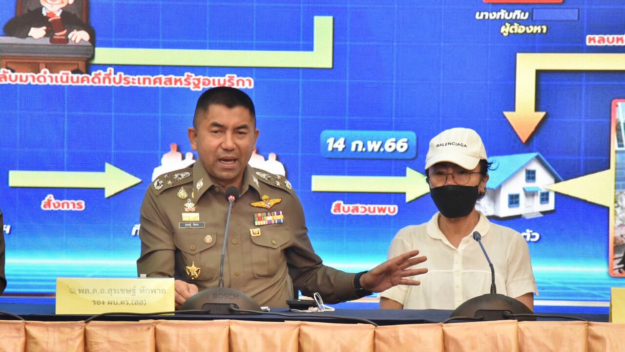 El subjefe de la Policía nacional, Surachet Hakpal, izquierda, habla con los periodistas con Tubtim "Sue" Howson, de 57 años, durante una conferencia de prensa en la sede de la policía en Bangkok, Tailandia, el 15 de febrero de 2023.