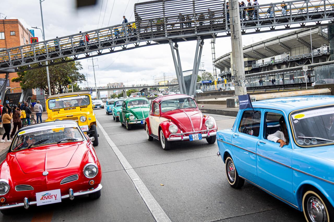 El desfile de carros clásicos y antiguos tuvo gran acogida en Bogotá.