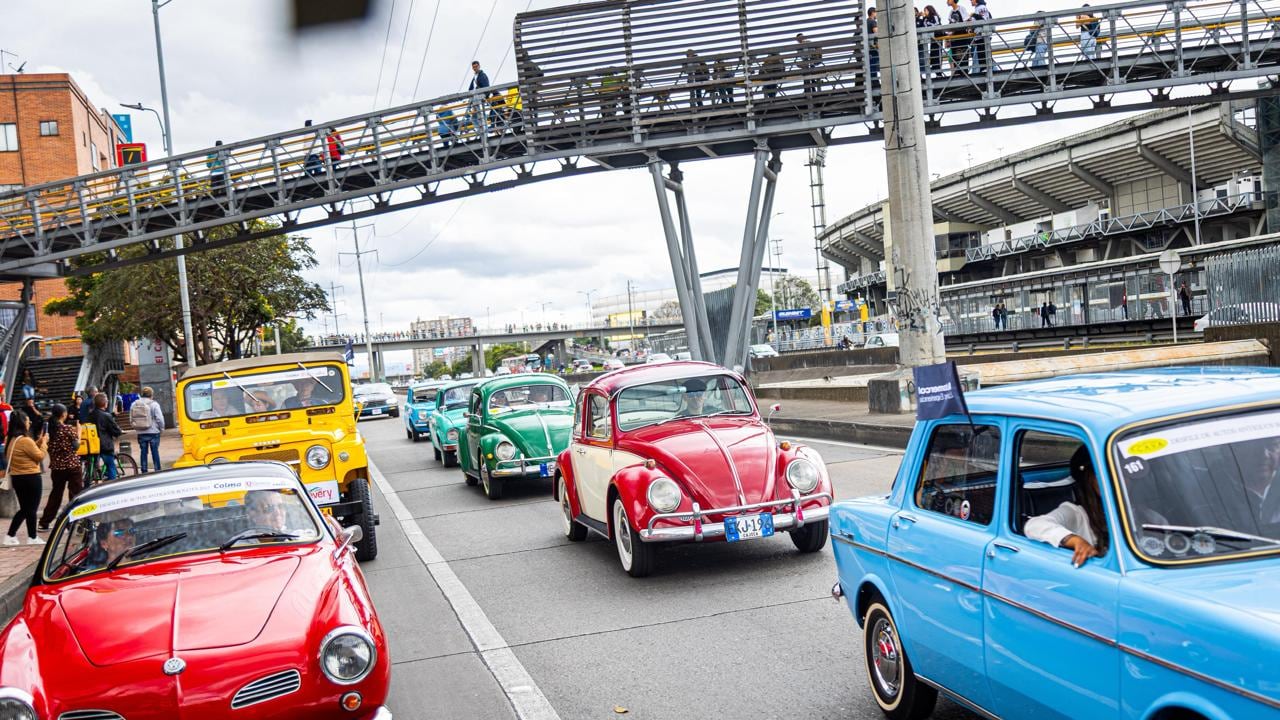 El desfile de carros clásicos y antiguos tuvo gran acogida en Bogotá.