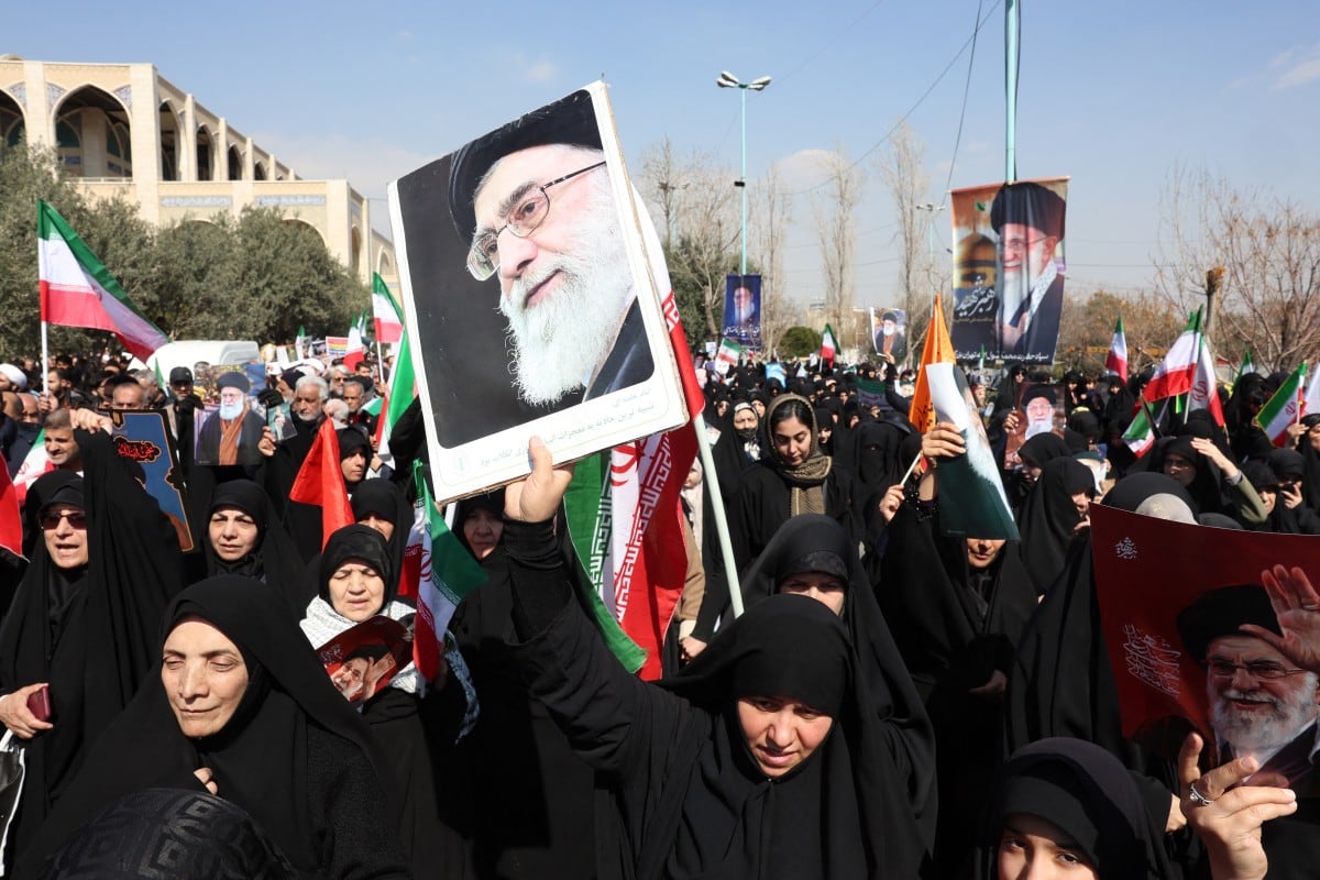 Personas sostienen retratos del asesinado líder supremo iraní, el ayatolá Alí Jamenei.