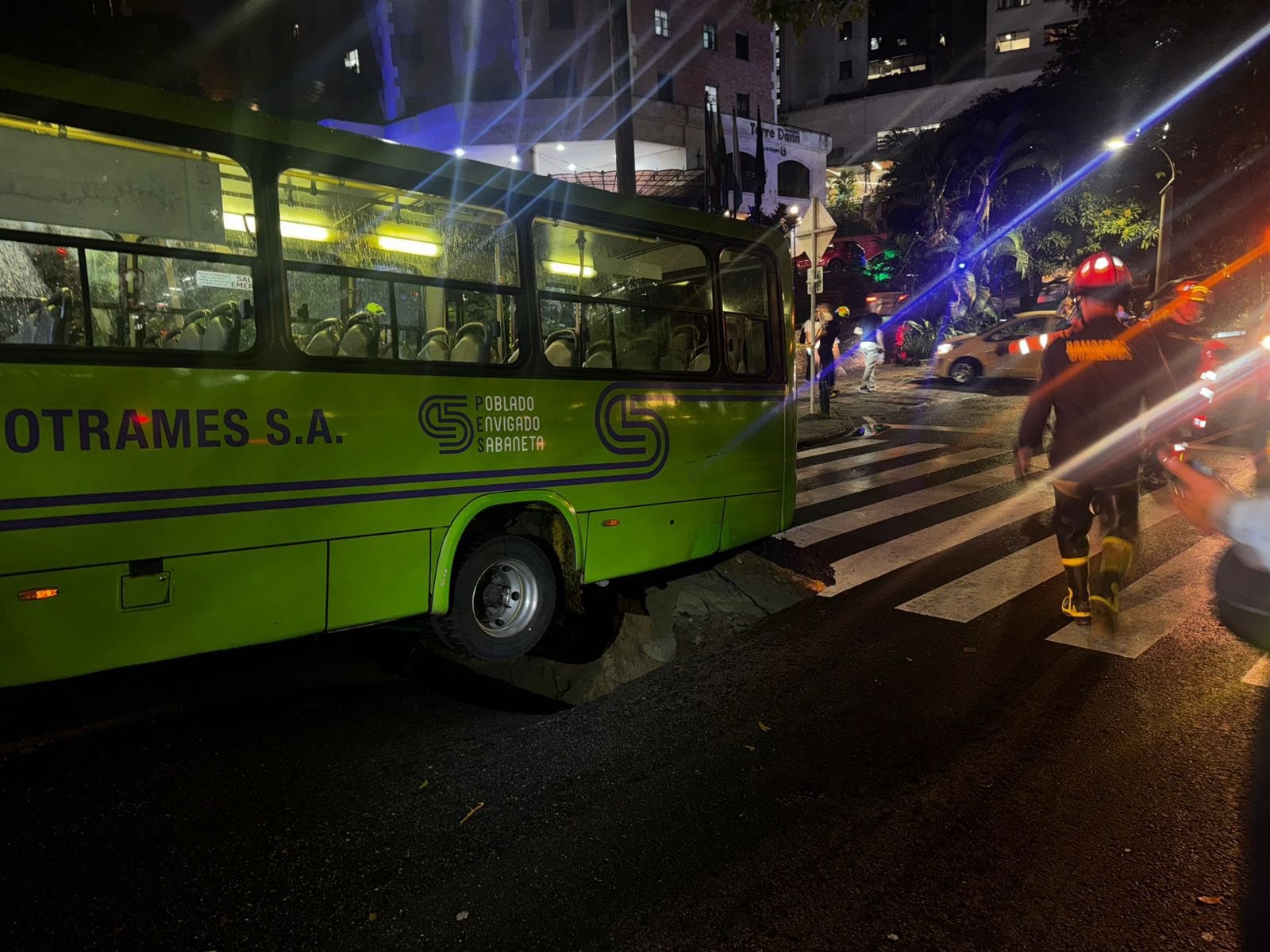 Bus que quedó atascado en la avenida El Poblado por un enorme hueco.