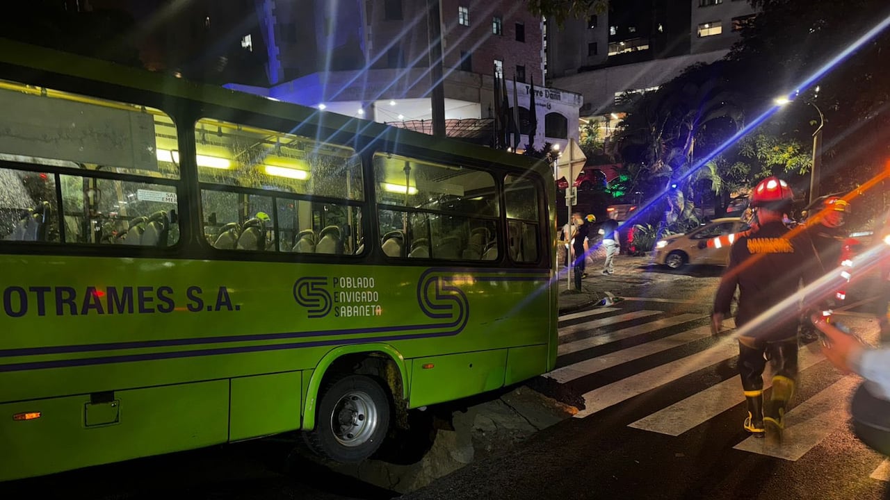 Bus que quedó atascado en la avenida El Poblado por un enorme hueco.